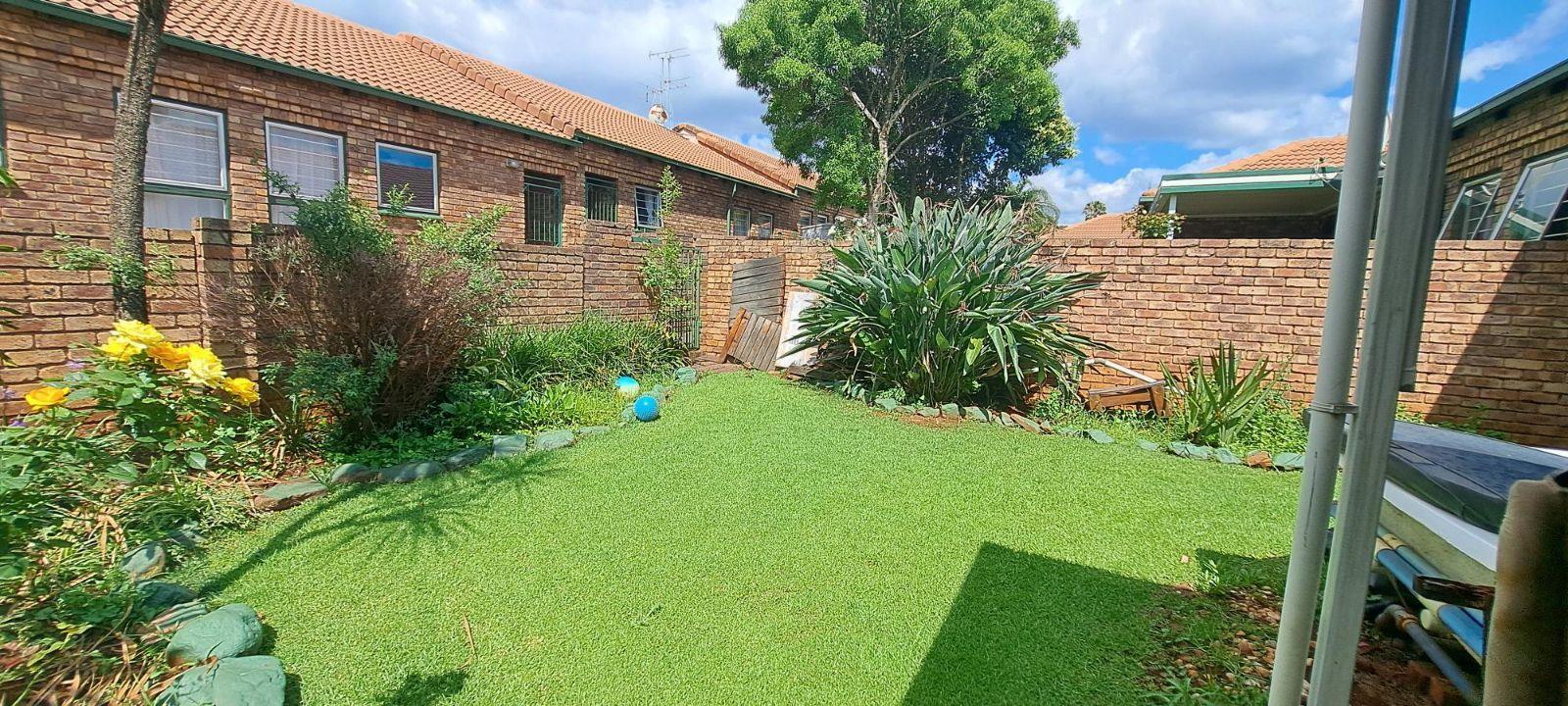 2 Bedroom Townhouse in Die Hoewes