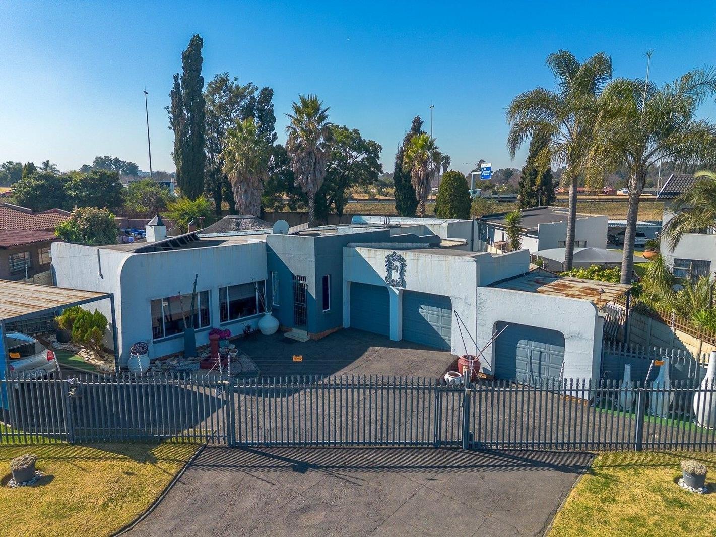 4 Bedroom House in Verwoerdpark
