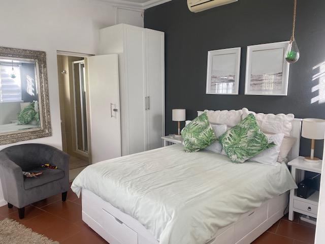 Bachelor apartment in Claremont