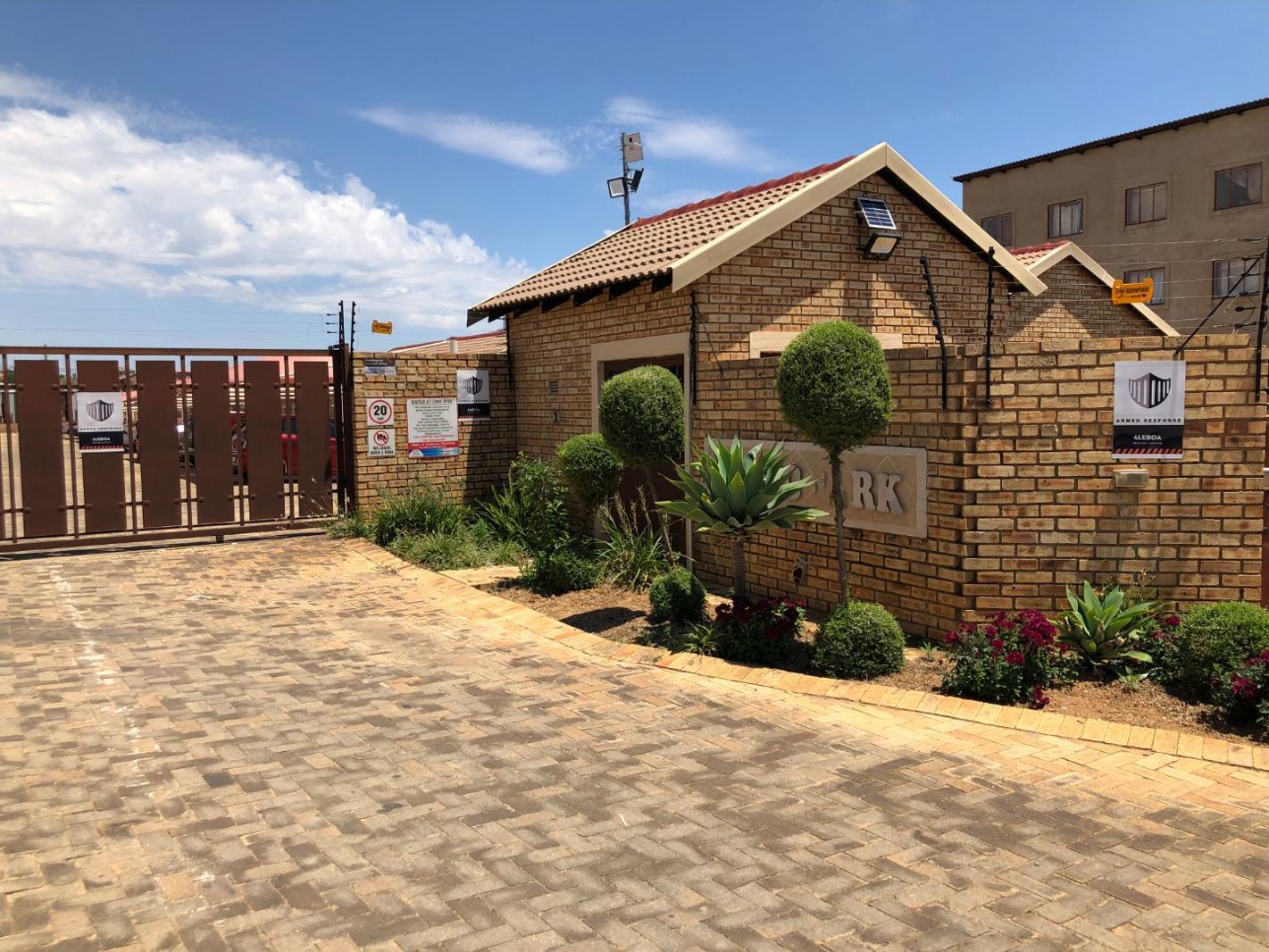 2 Bedroom Townhouse in Olievenhoutbosch
