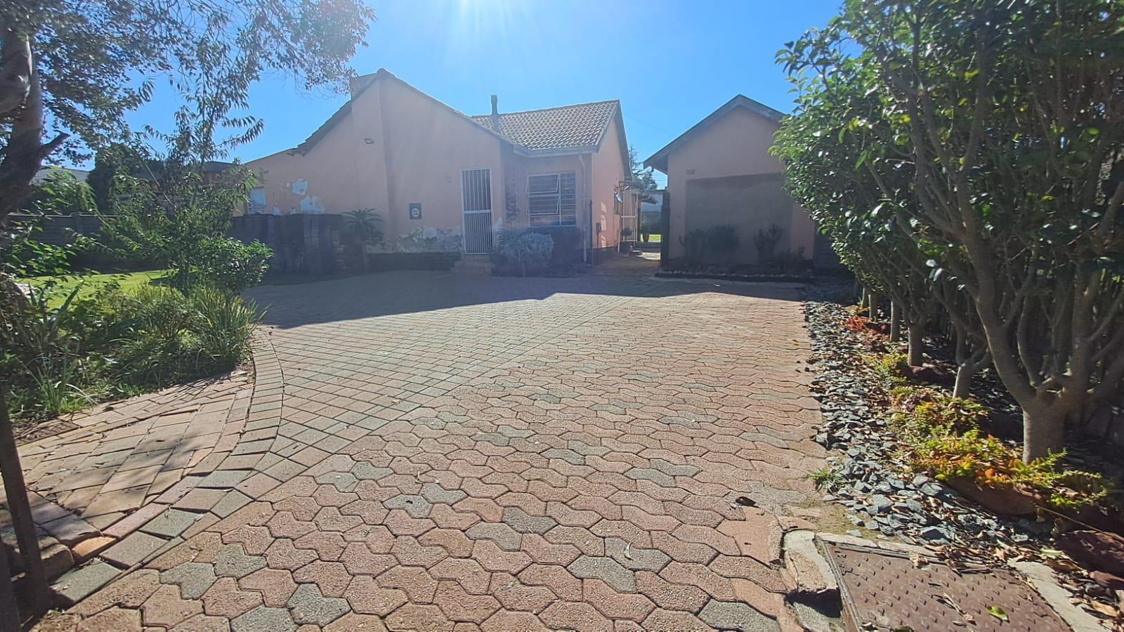 3 Bedroom House in Roodepoort West