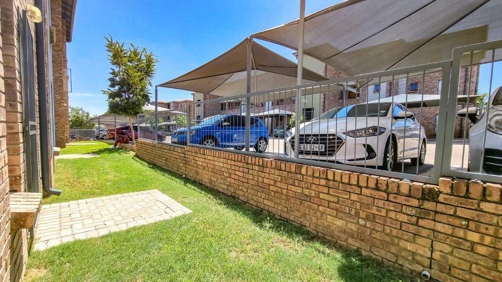 2 Bedroom Apartment in Rooihuiskraal North