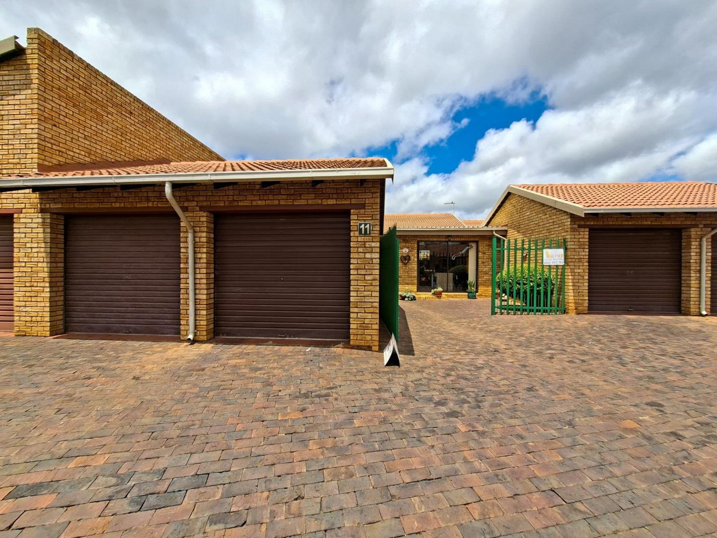 3 Bedroom Townhouse in Noordheuwel
