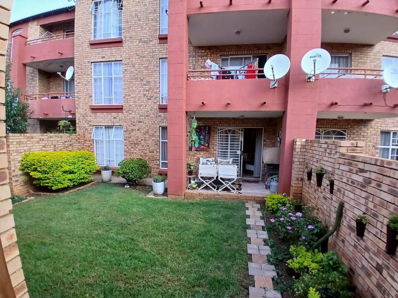 2 Bedroom Apartment in Die Hoewes