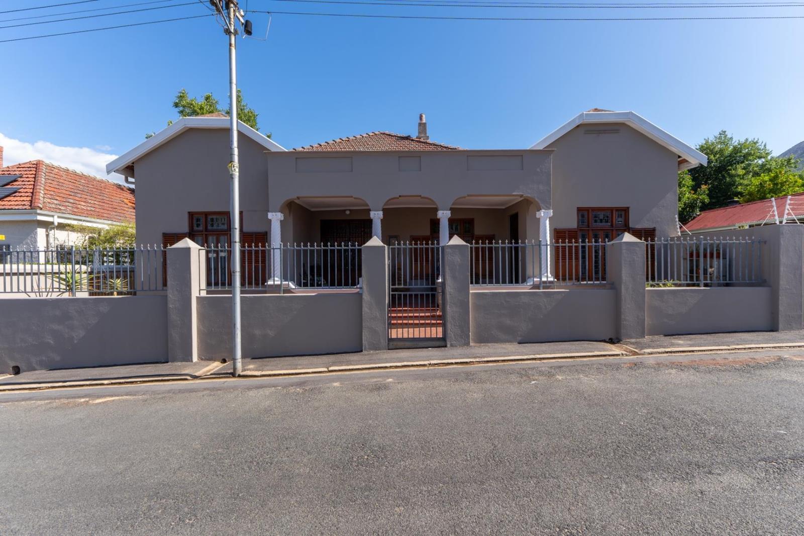 4 Bedroom House in Paarl Central East