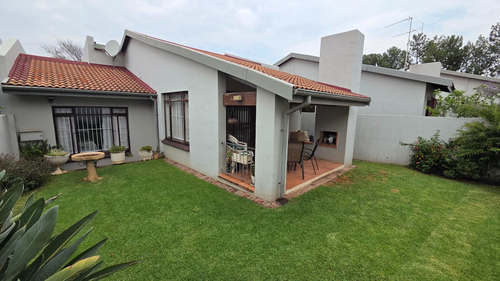 3 Bedroom Simplex in Die Hoewes