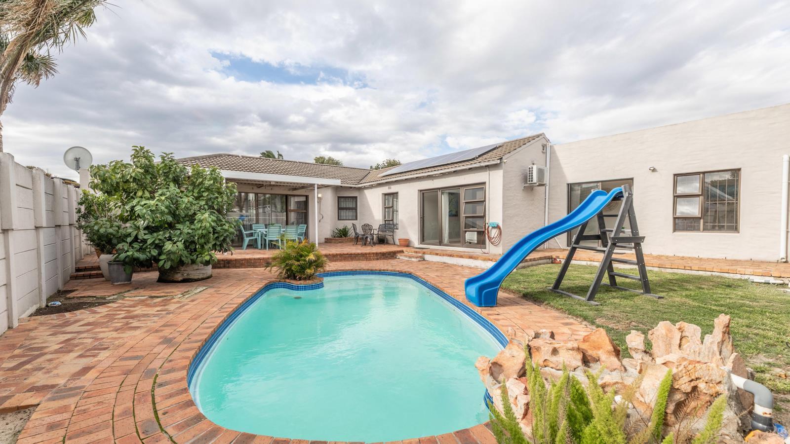 4 Bedroom House in Edgemead
