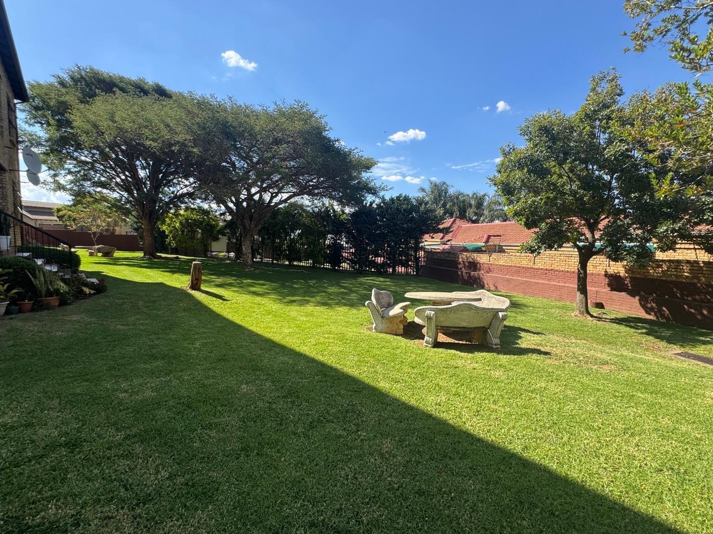 2 Bedroom Apartment in Ruimsig AH