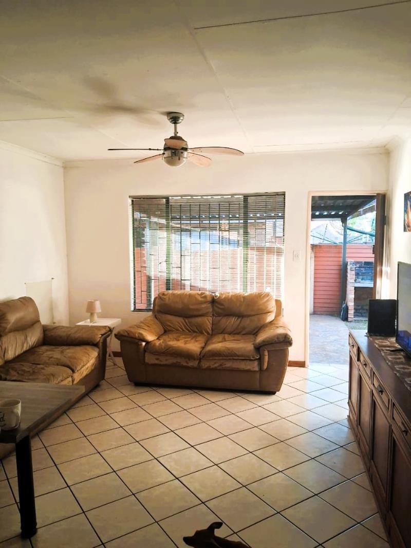 2 Bedroom Townhouse in Rooihuiskraal North