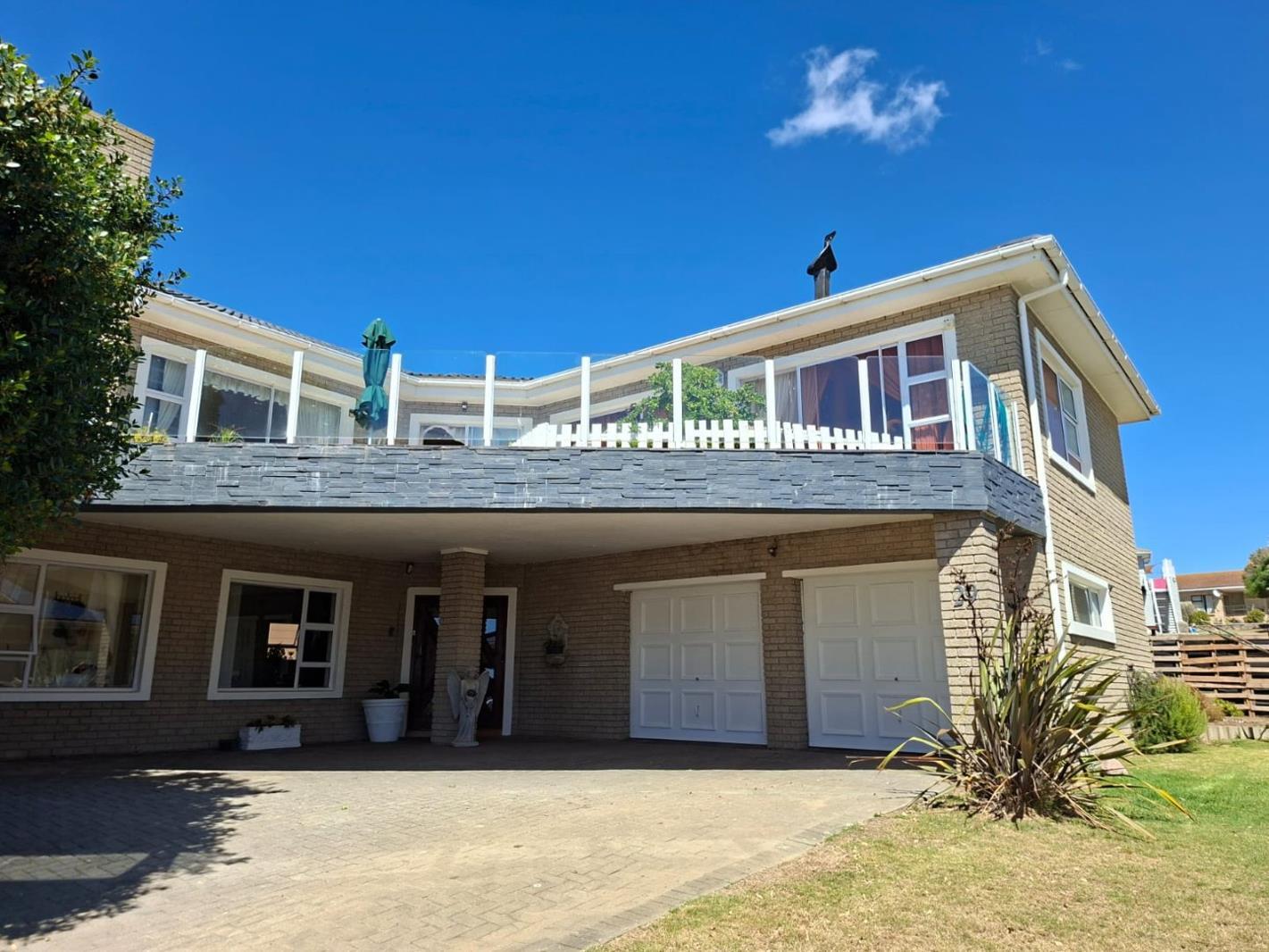 4 Bedroom House in Boggomsbaai