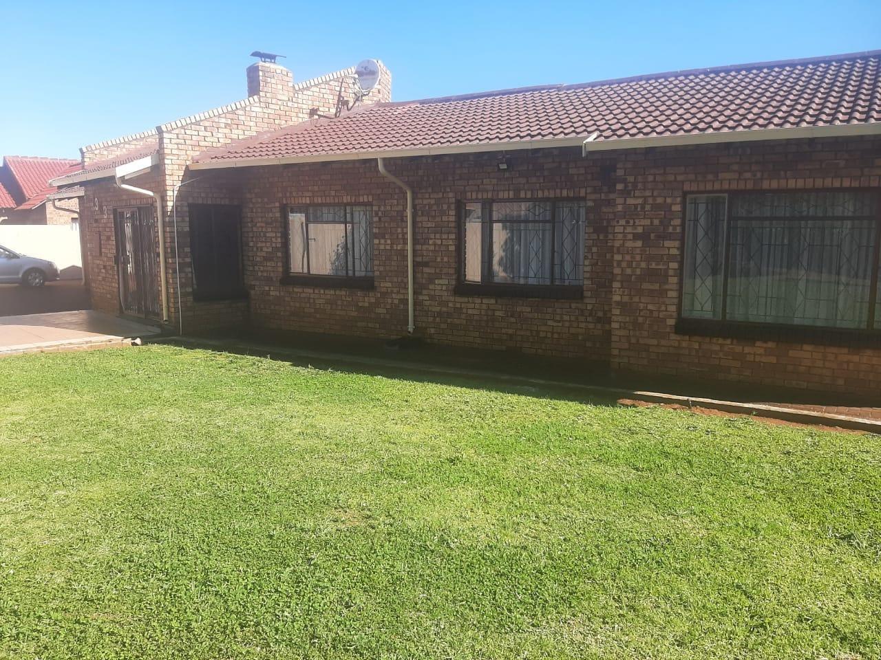 3 Bedroom House in Spruit View