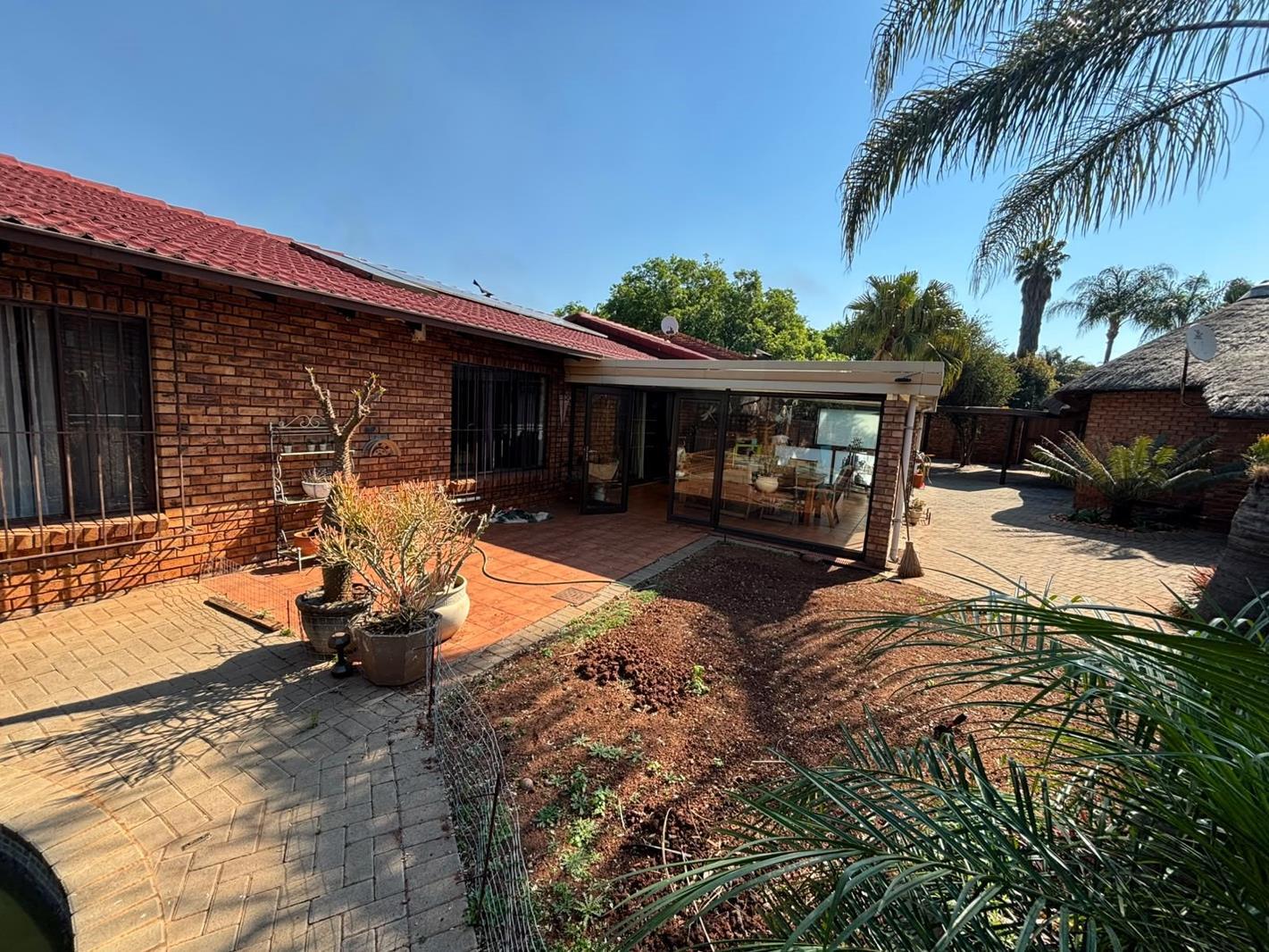 6 Bedroom House in Zwartkop