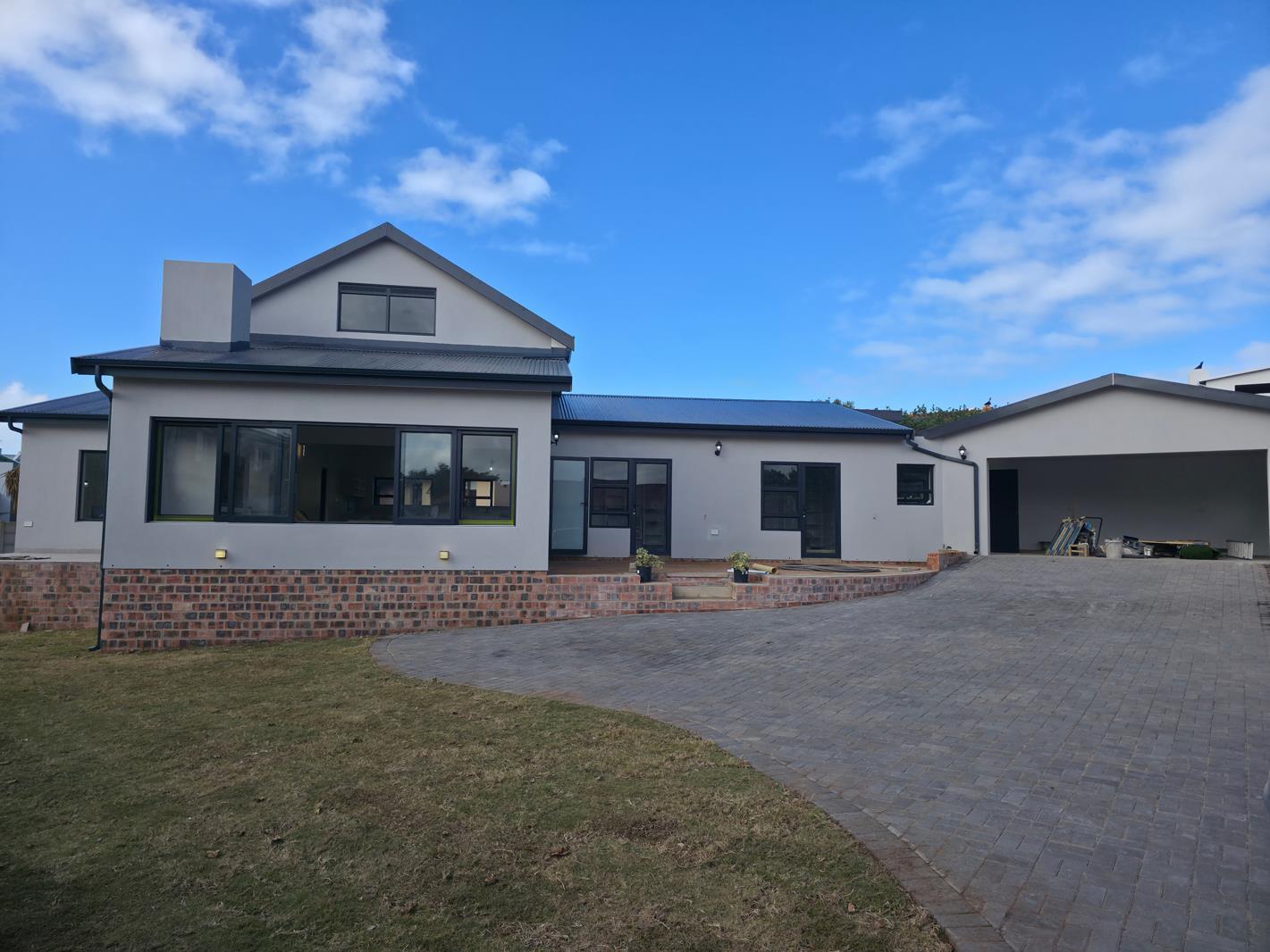4 Bedroom House in Stilbaai Wes