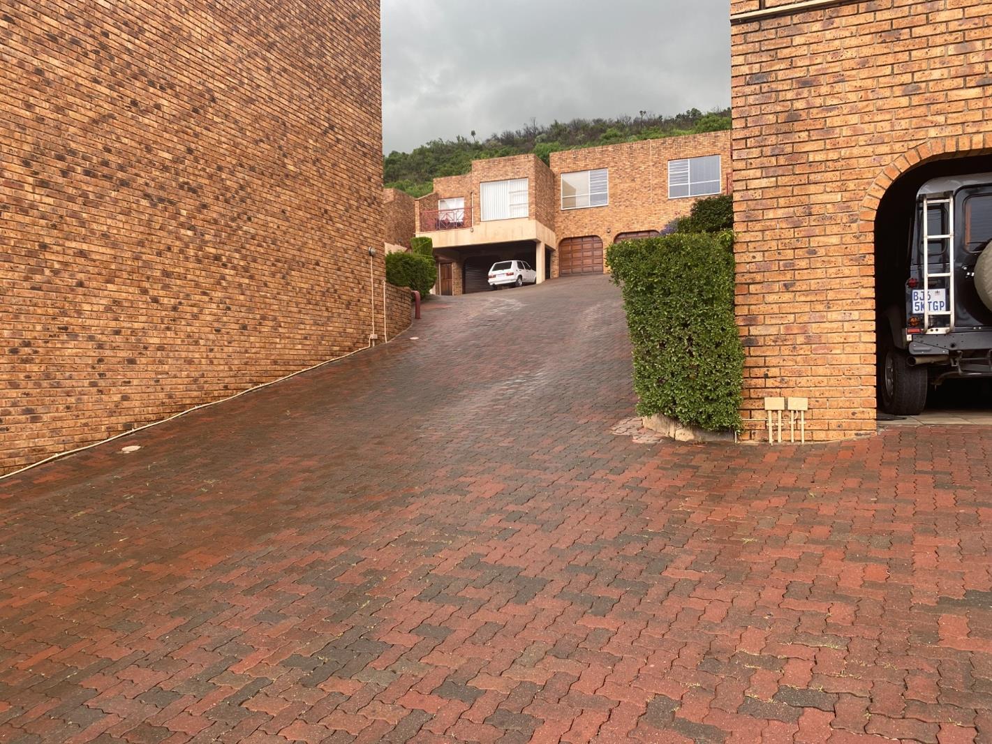 1 Bedroom Townhouse in Mondeor