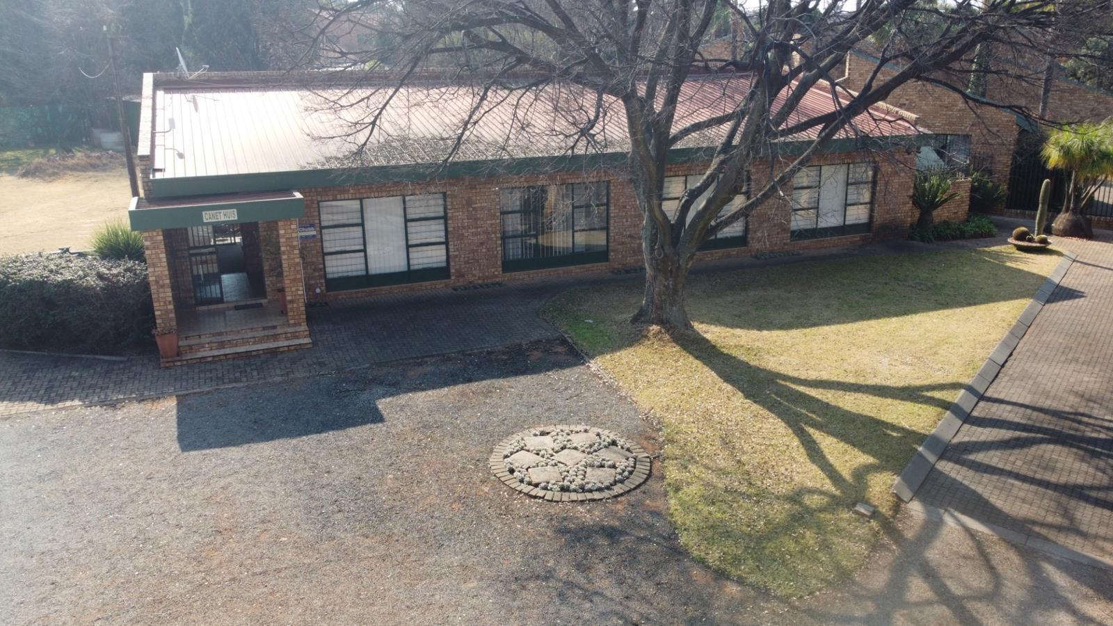 5 Bedroom House in Die Hoewes