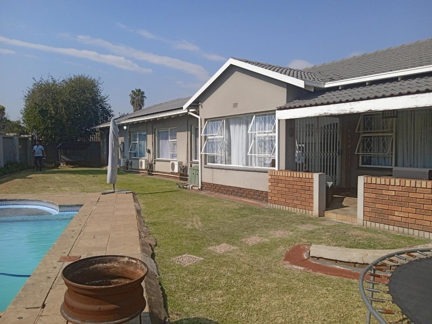 4 Bedroom House in Verwoerdpark