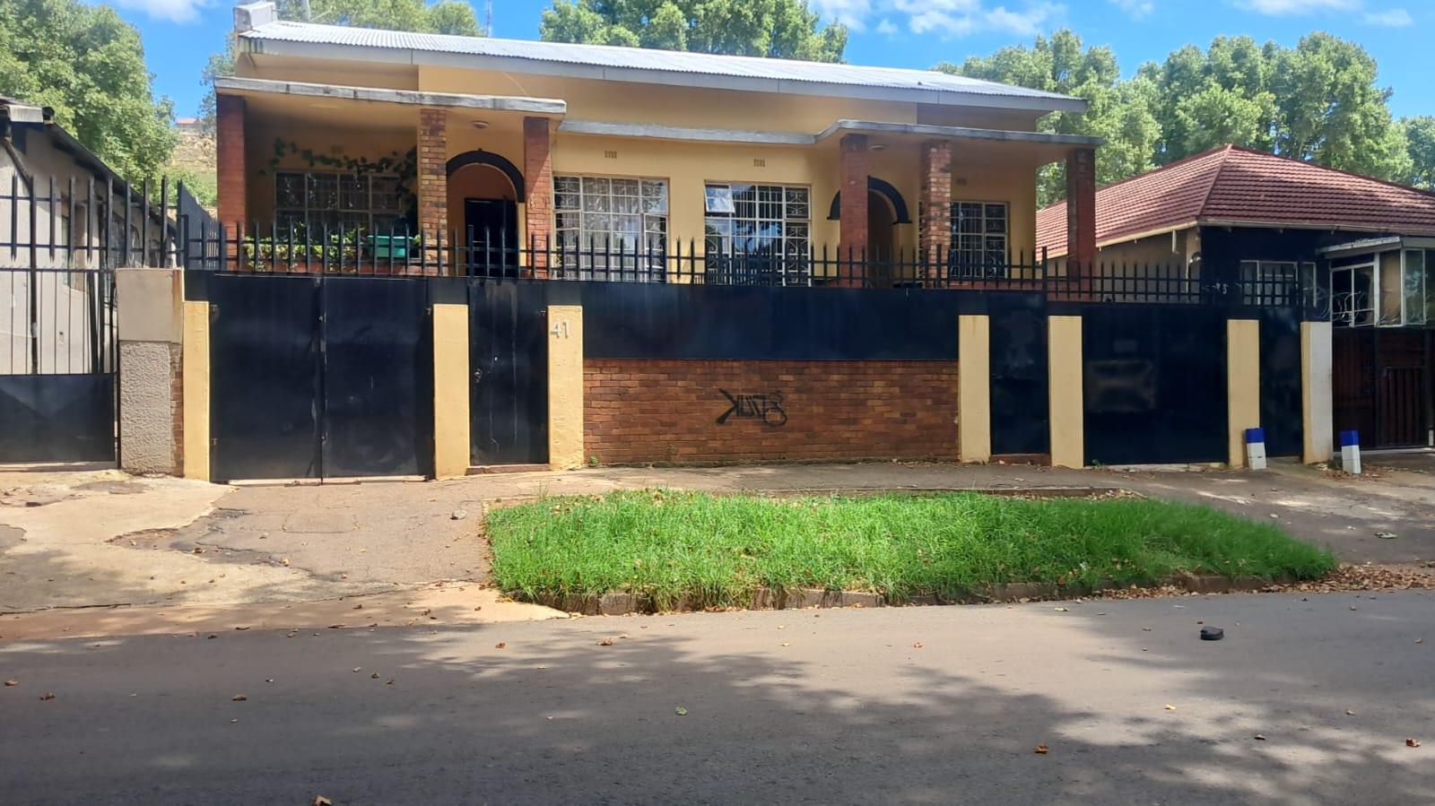 2 Bedroom House in Bezuidenhout Valley