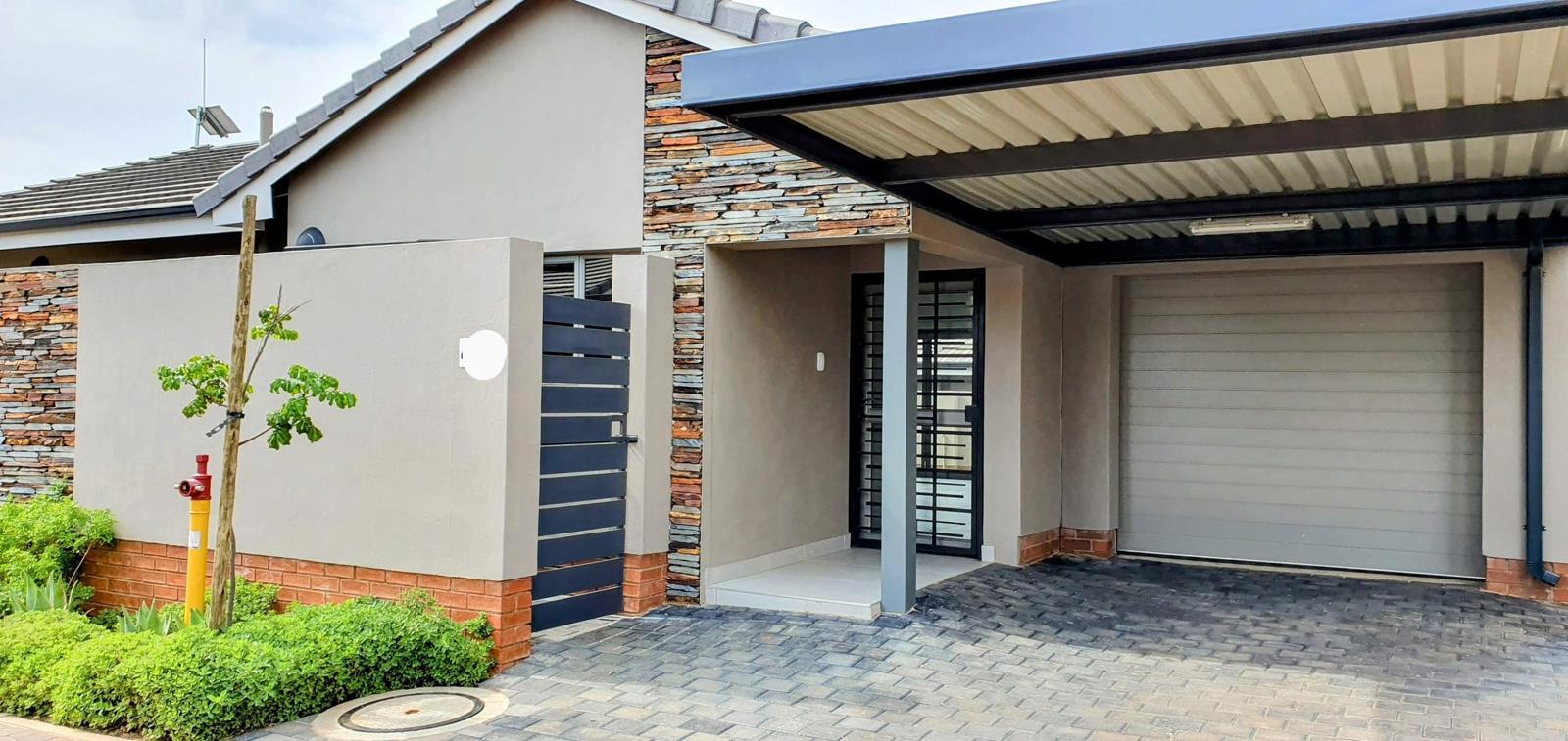2 Bedroom House in Waterkloof