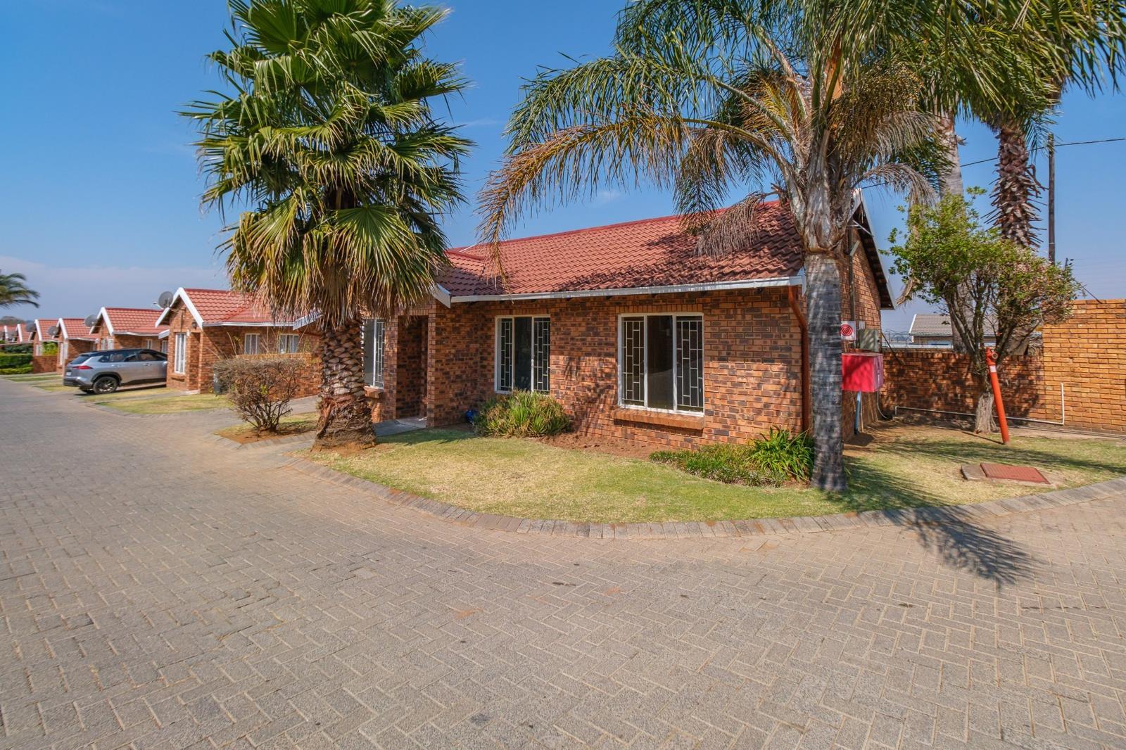 3 Bedroom Townhouse in Grobler Park