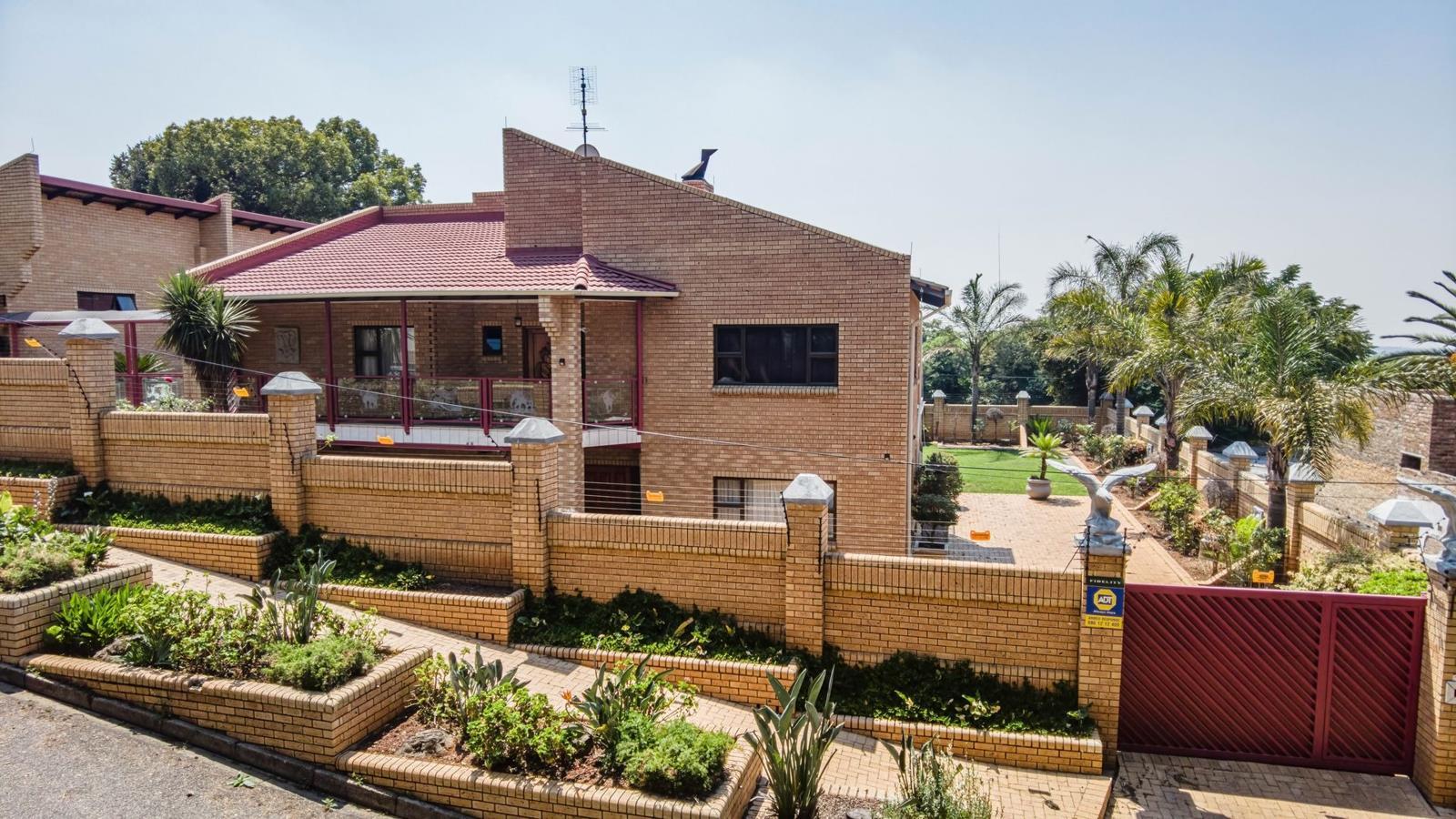 8 Bedroom House in Observatory