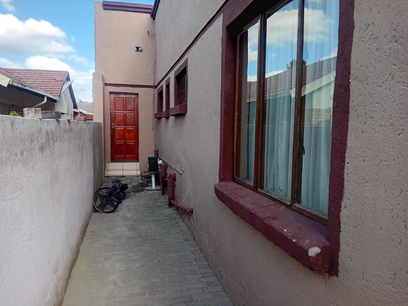 3 Bedroom House in Lesedi Park