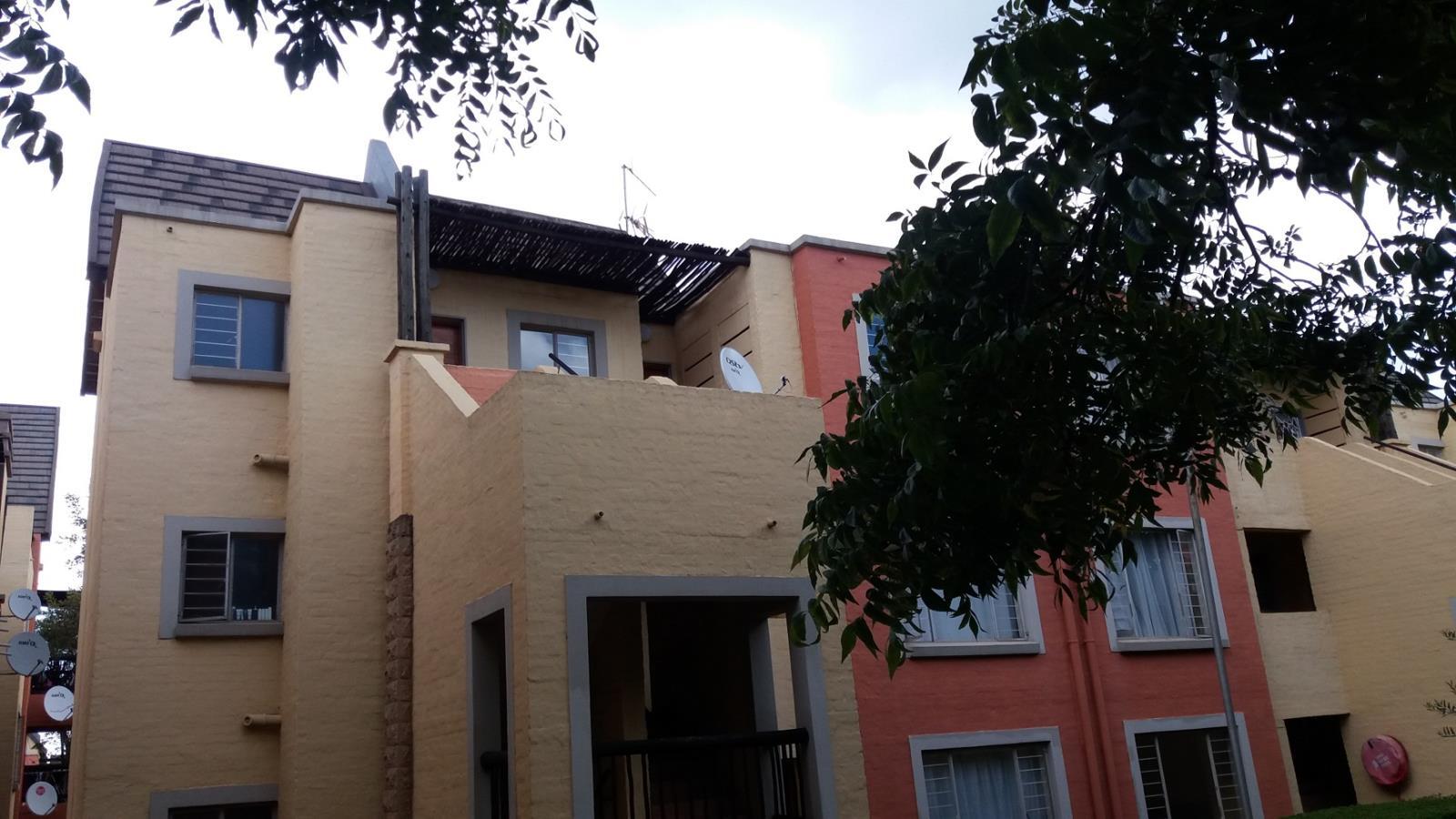 Bachelor apartment in Clubview