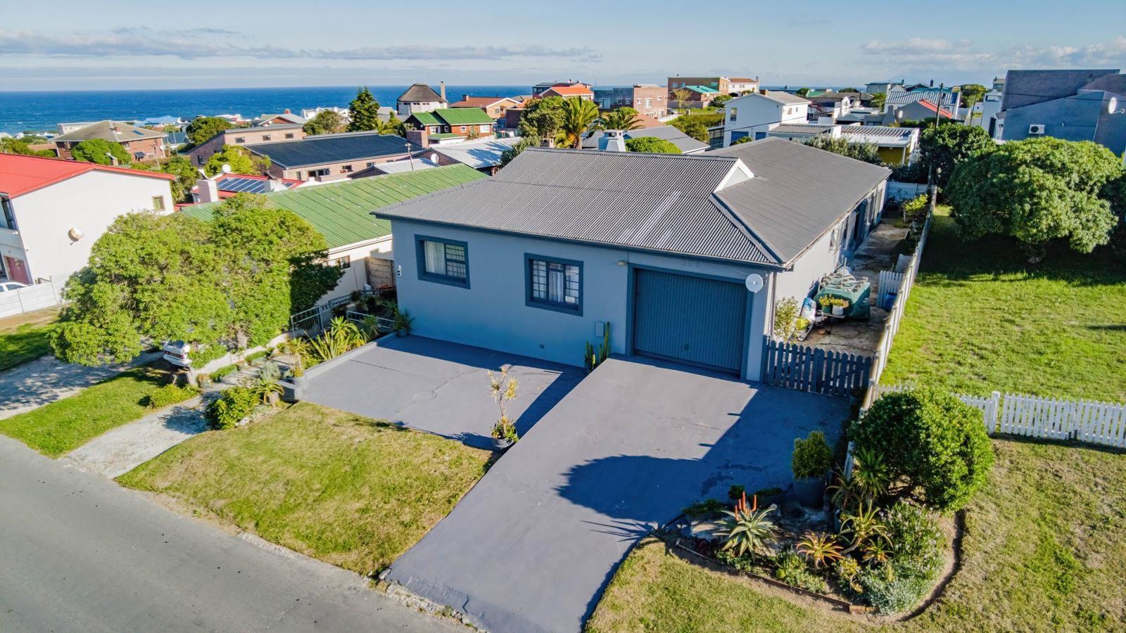 4 Bedroom House in De Kelders