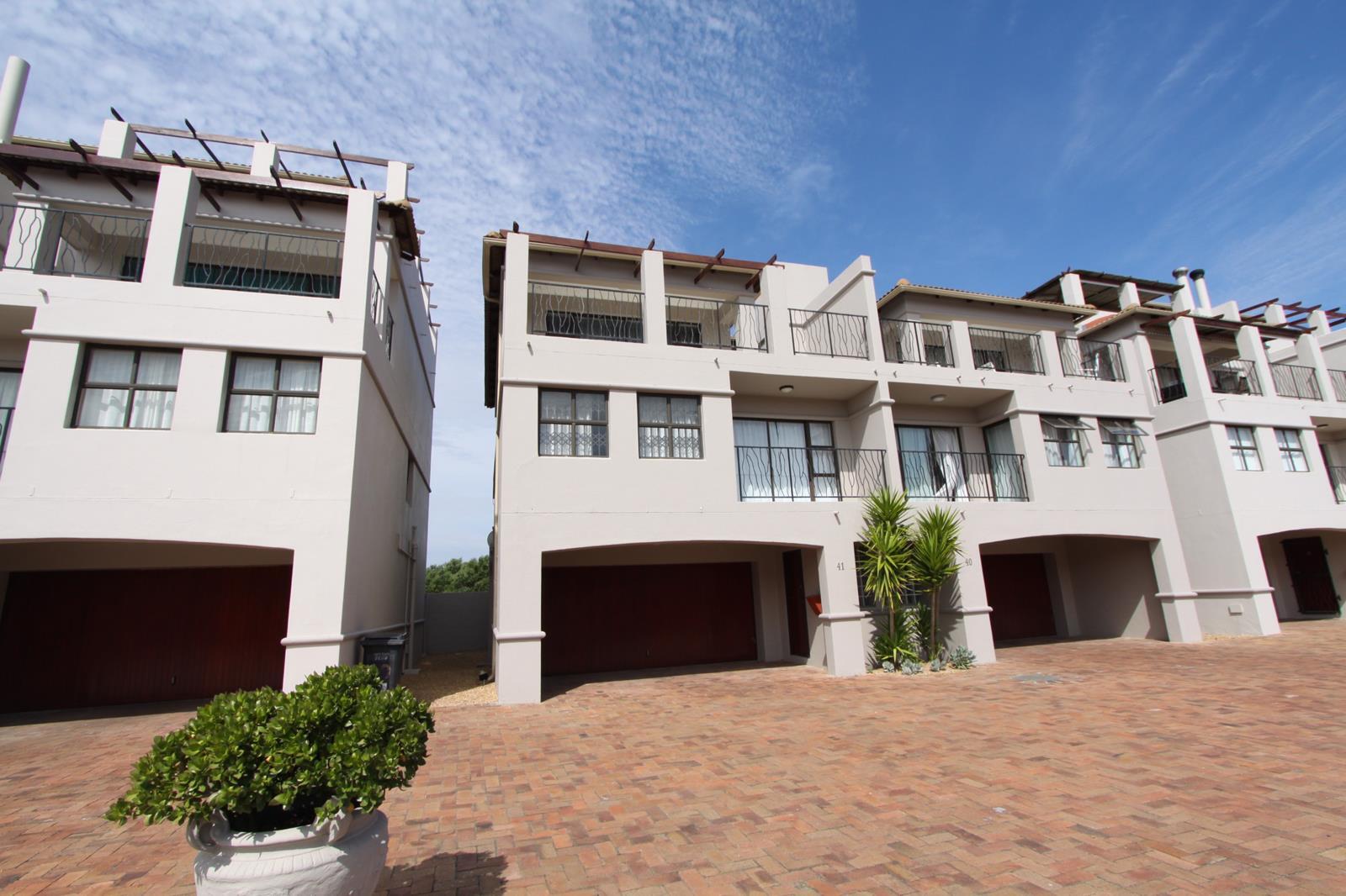 3 Bedroom Townhouse in Bloubergstrand