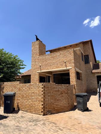 4 Bedroom Cluster in Ruimsig AH