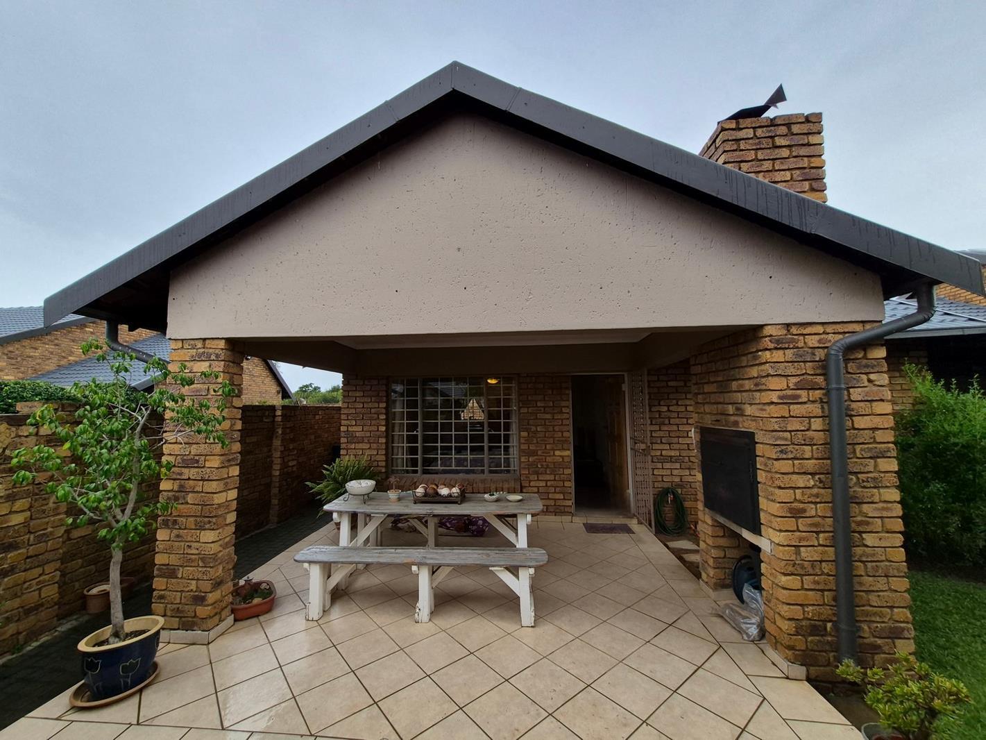 2 Bedroom Townhouse in Rooihuiskraal North