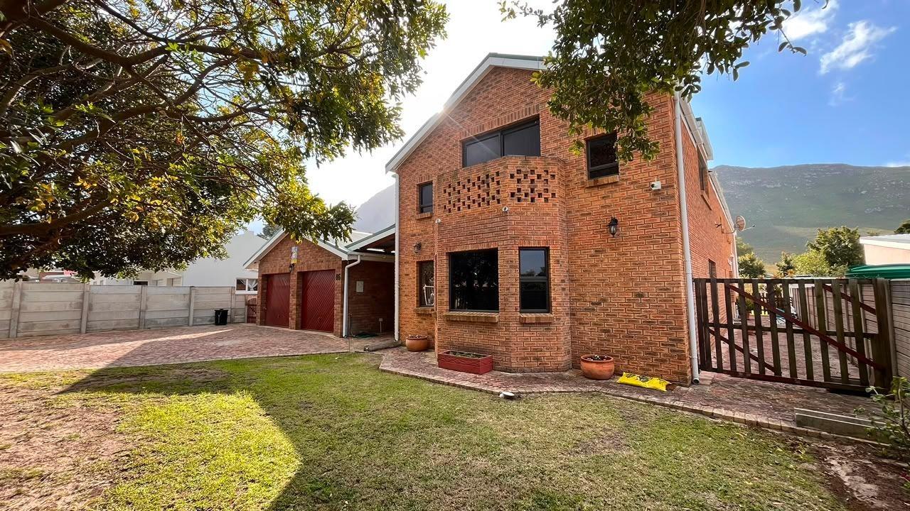 4 Bedroom House in Kleinmond