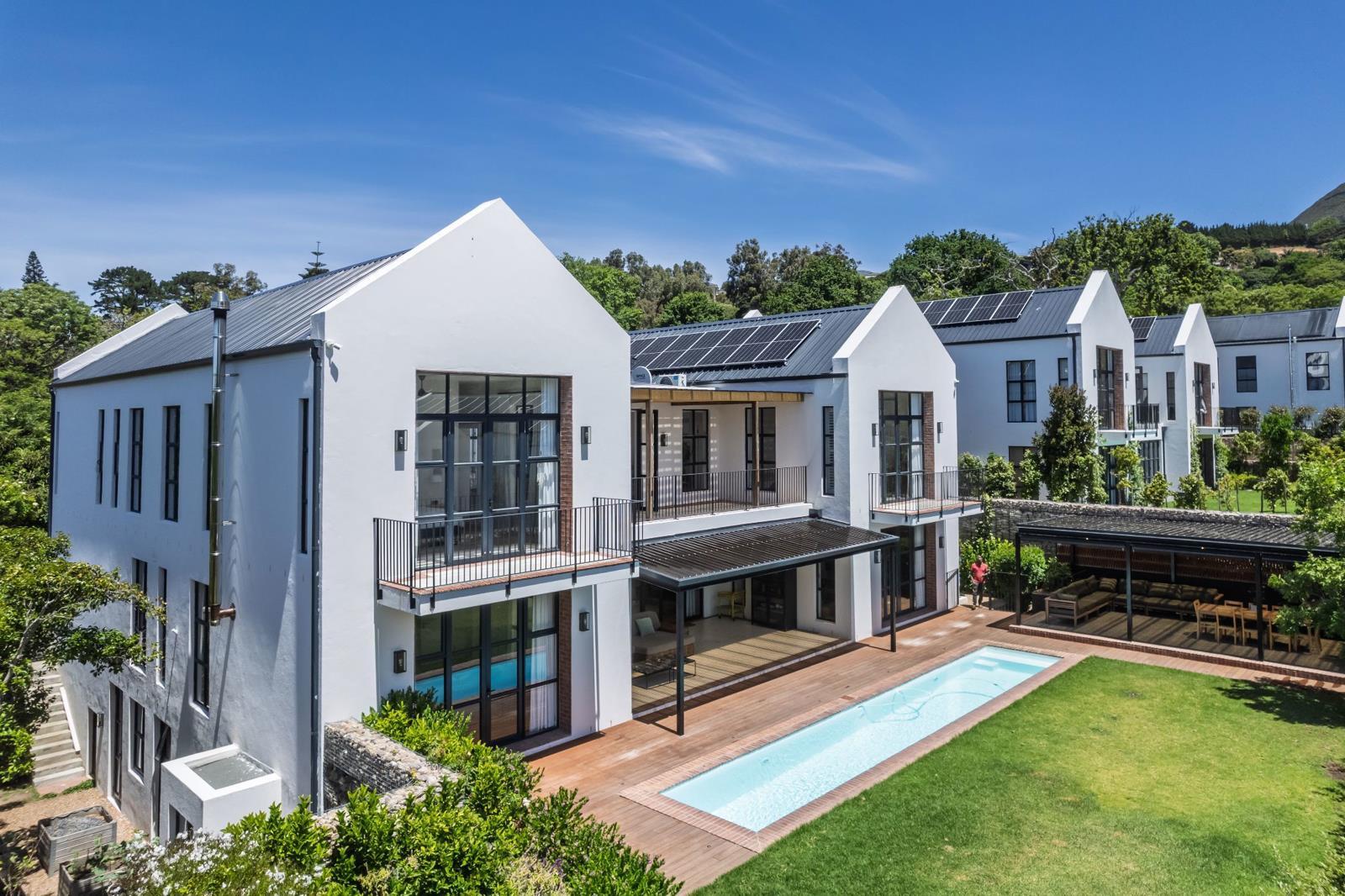 6 Bedroom House in Constantia Upper