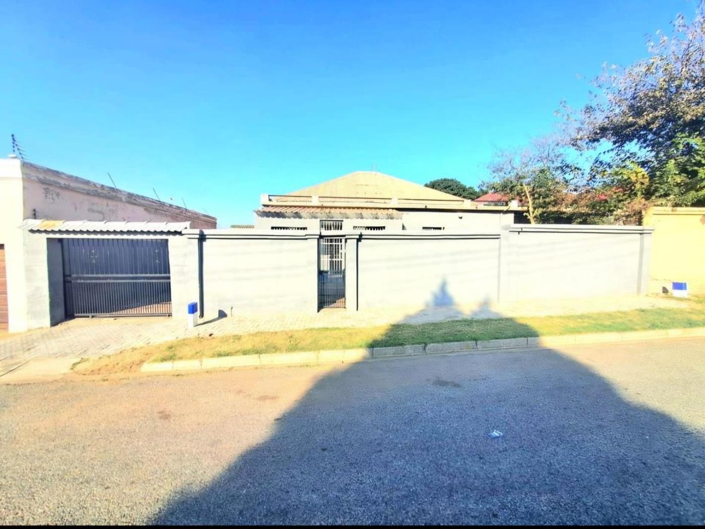3 Bedroom House in Regents Park