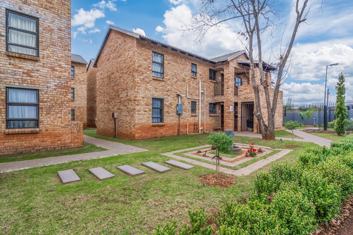 3 Bedroom Apartment in Roodepoort Central