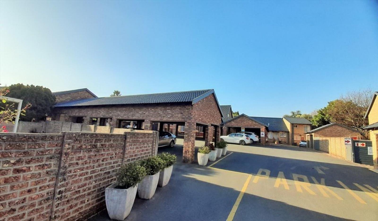 2 Bedroom Townhouse in Van Riebeeck Park