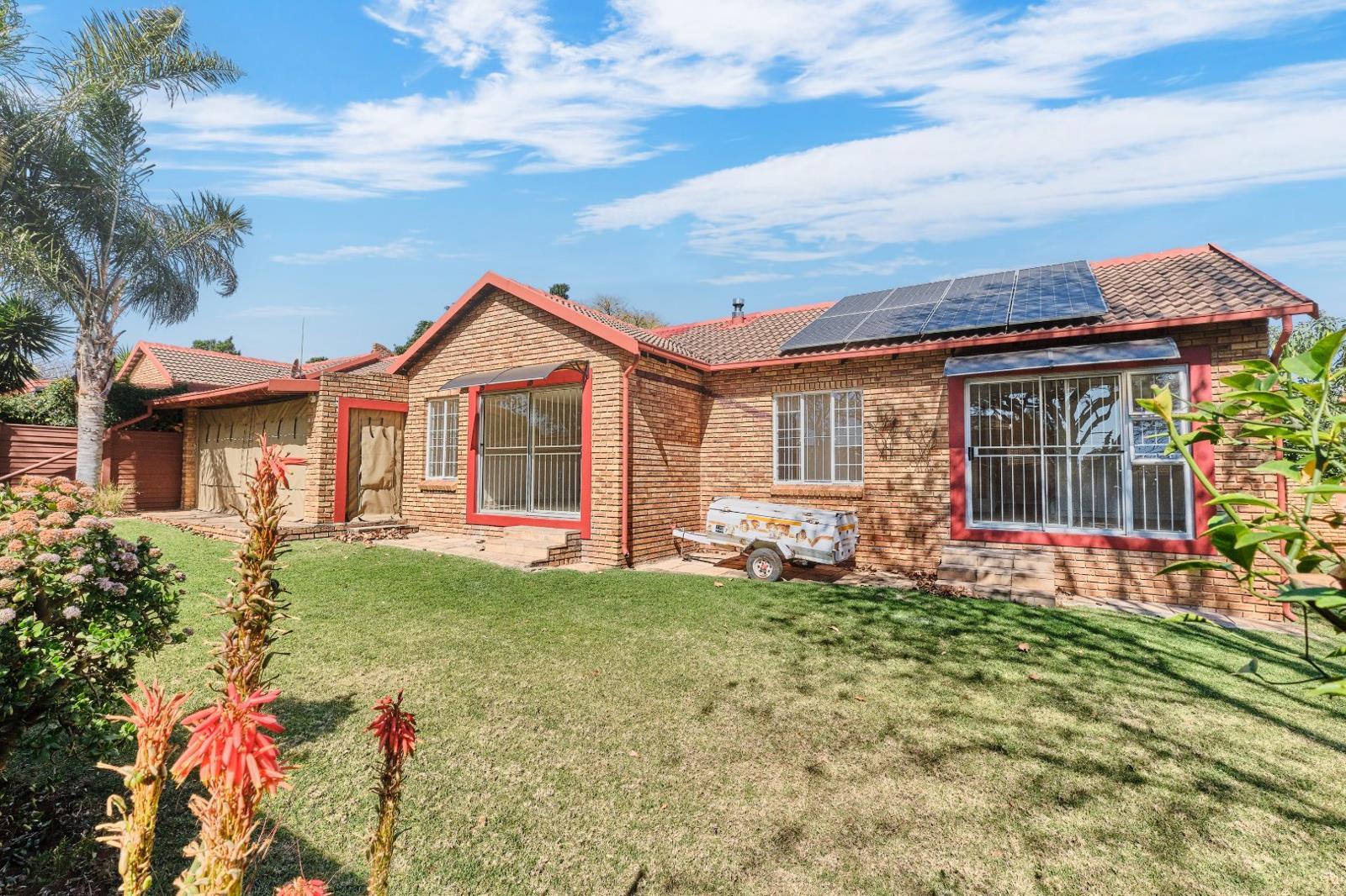 3 Bedroom Townhouse in Weltevreden Park