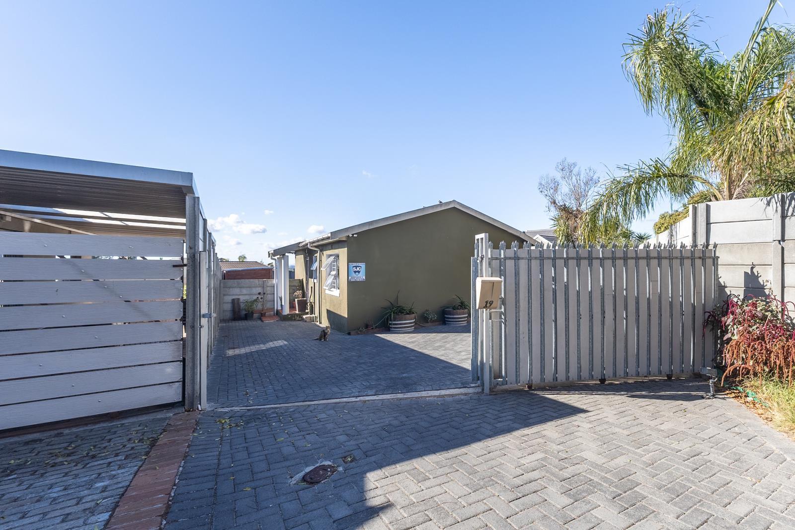 2 Bedroom House in Protea Village