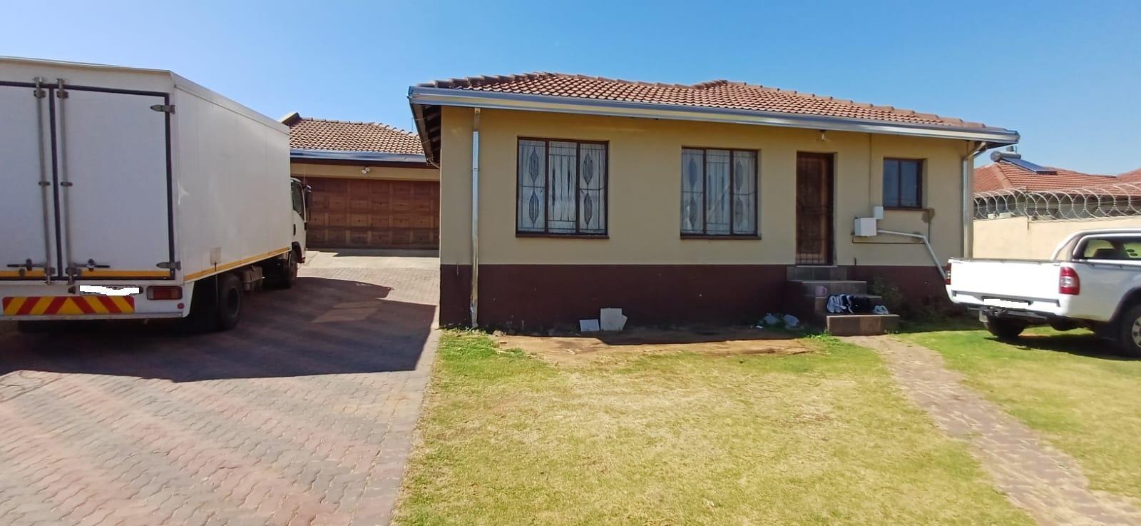 3 Bedroom House in Clayville