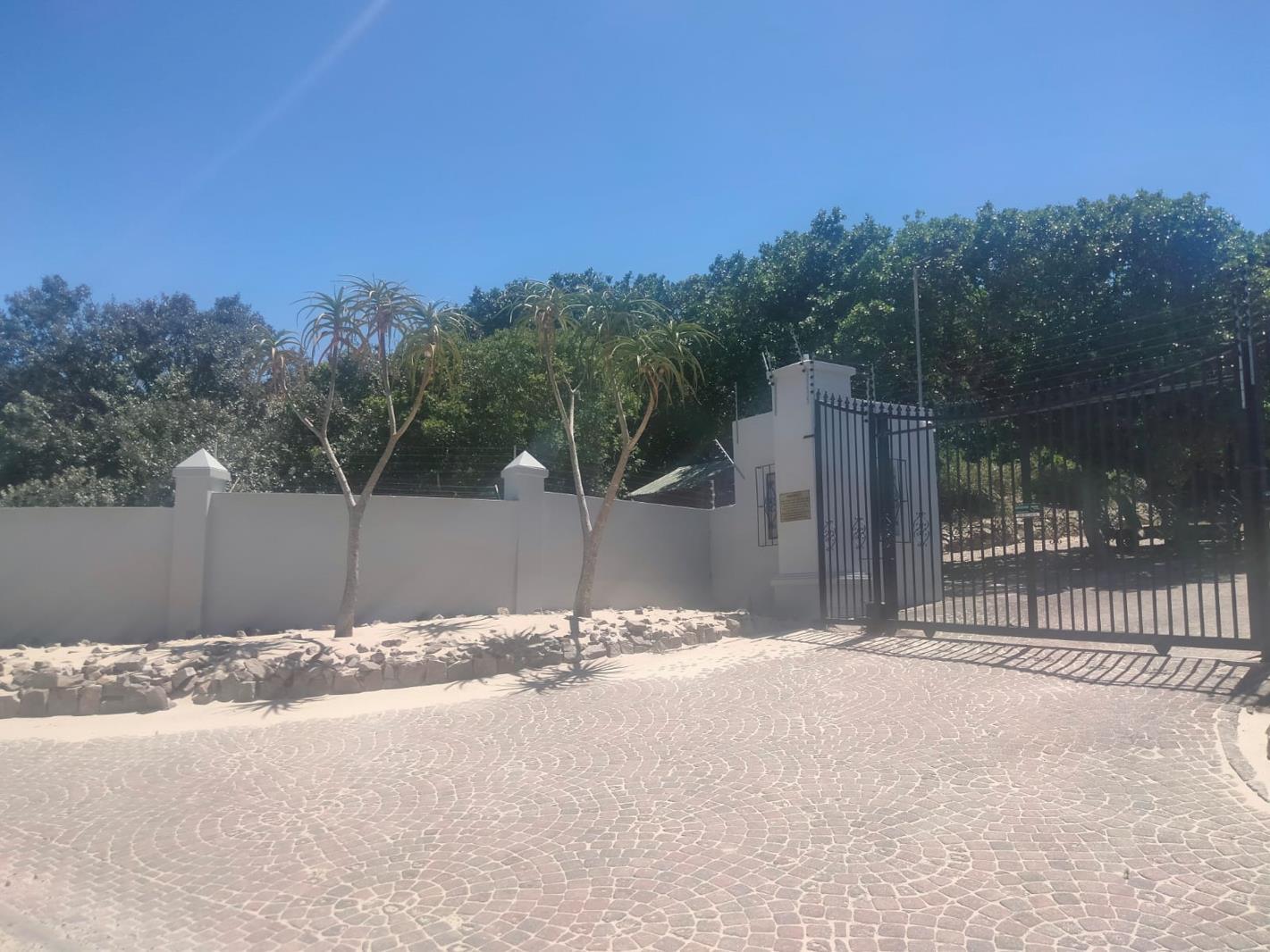1 299 m² Land available in East Bank