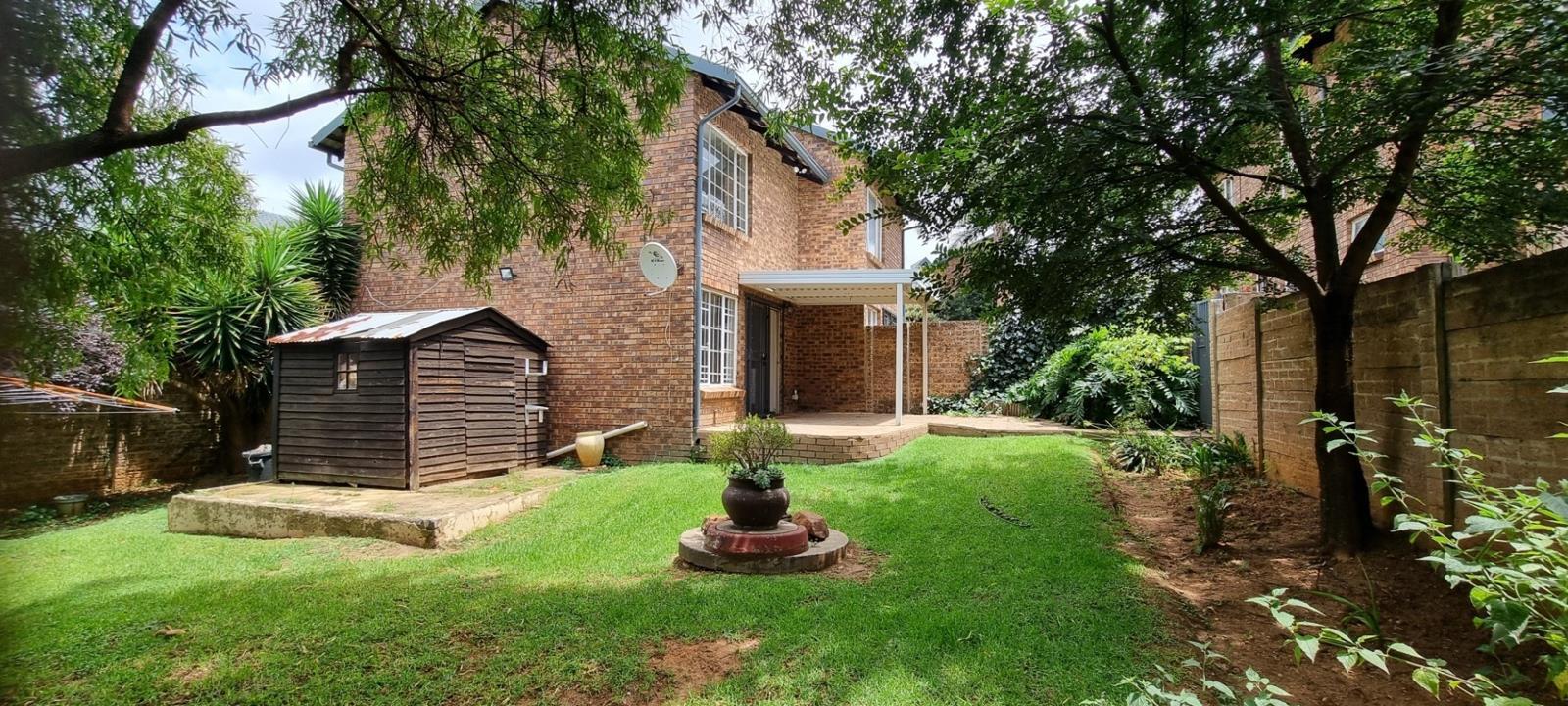 2 Bedroom Townhouse in Van Riebeeck Park