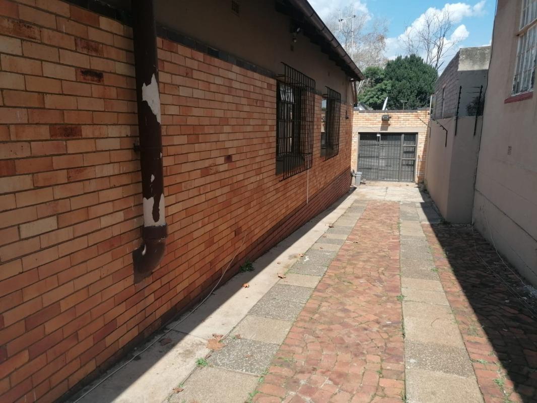 3 Bedroom House in Bezuidenhout Valley