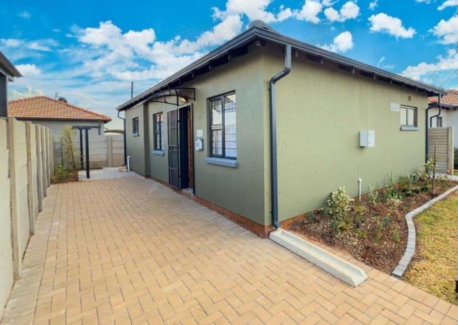 4 Bedroom Simplex in Protea Glen