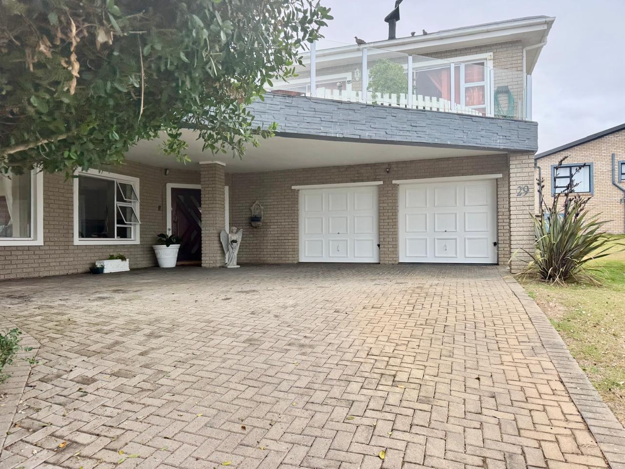 4 Bedroom House in Boggomsbaai