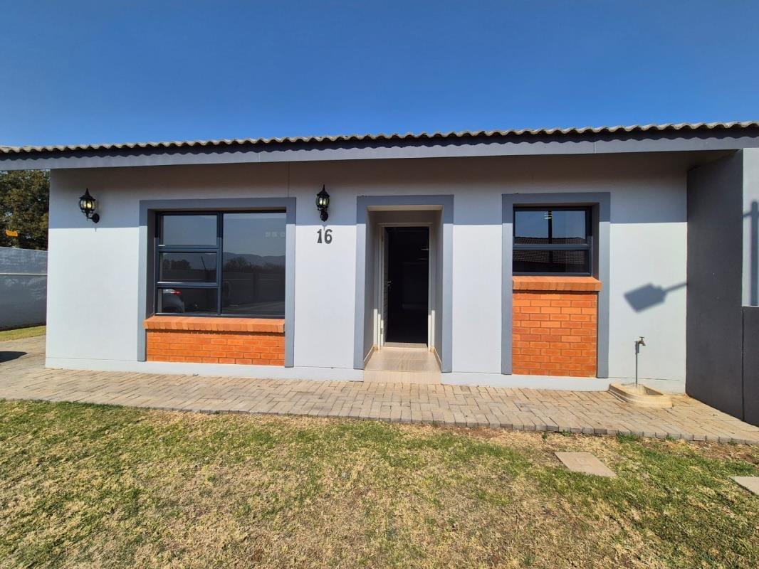 2 Bedroom Townhouse in Rietfontein AH