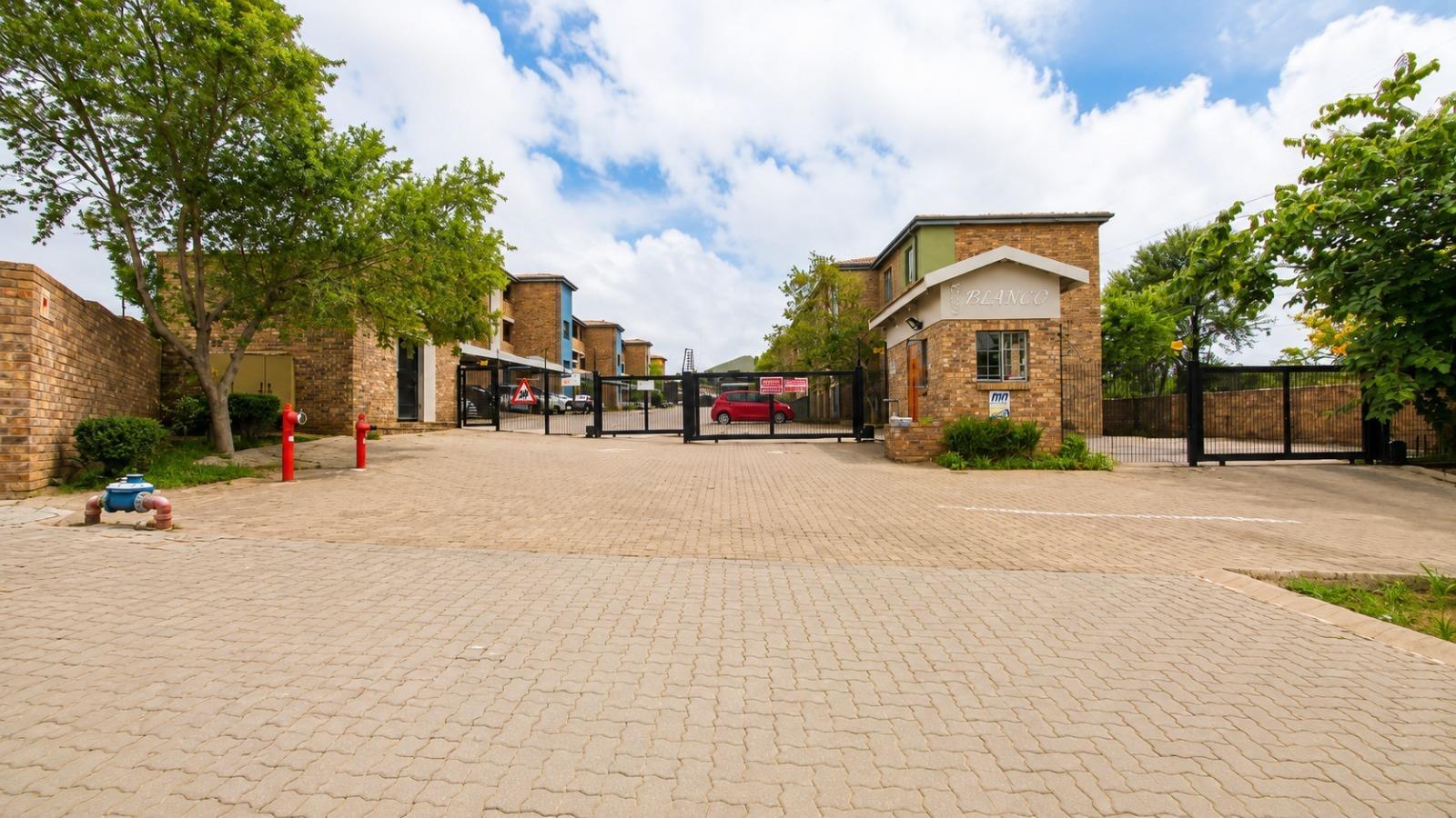 2 Bedroom Apartment in Rooihuiskraal North