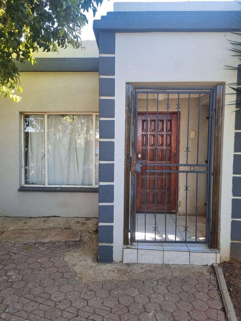 3 Bedroom Apartment in Grobler Park