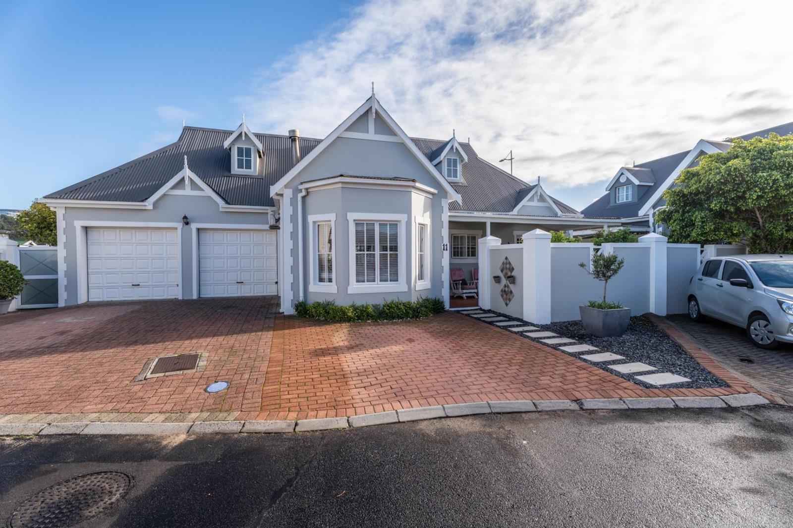 4 Bedroom House in Greenways Golf Estate