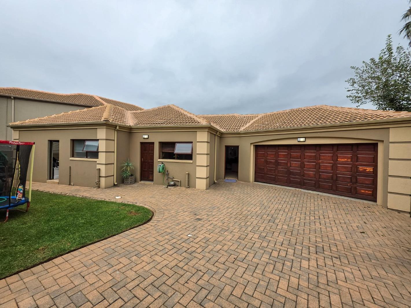 3 Bedroom Townhouse in Noordheuwel