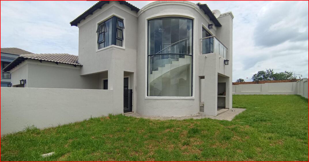 4 Bedroom House in Blue Valley Golf Estate
