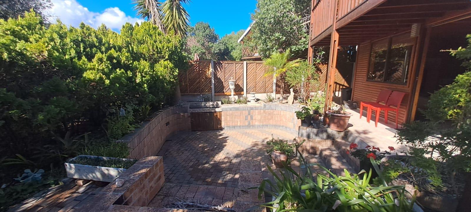 2 Bedroom House in Meerenbosch